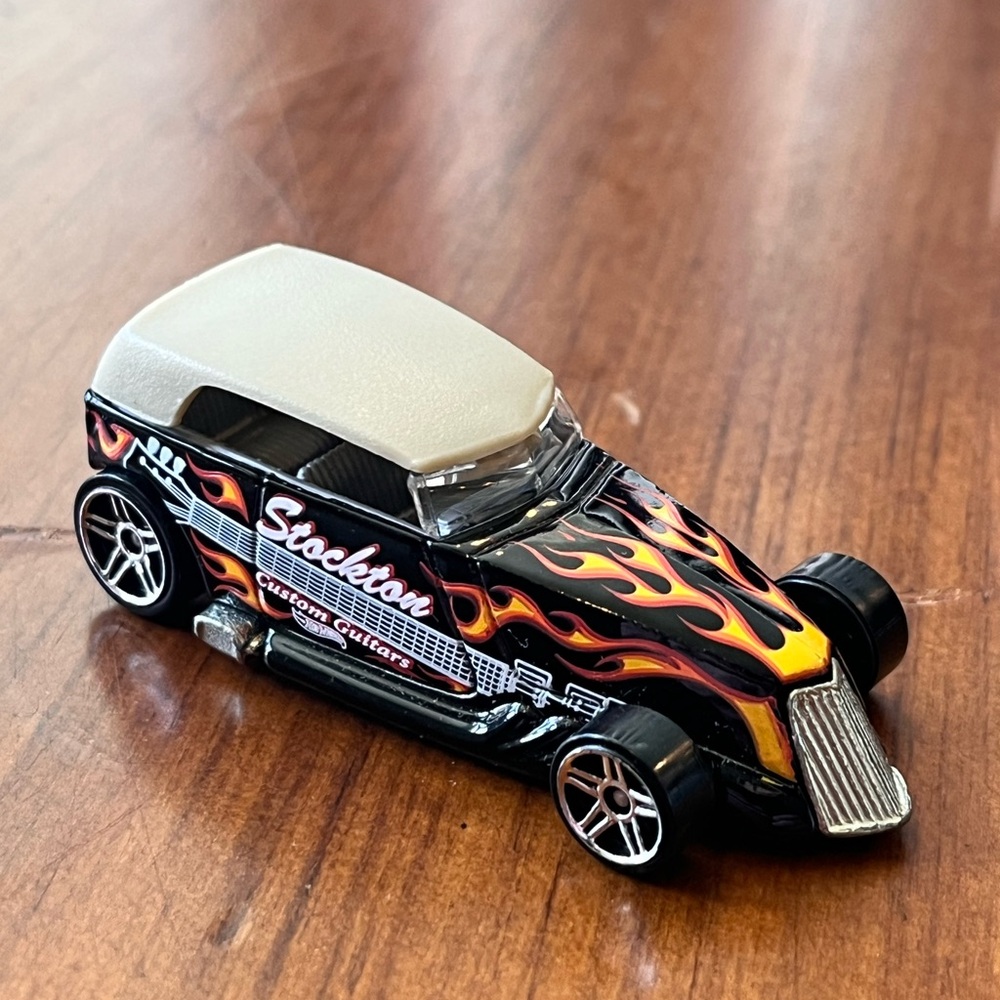 Hot Wheels Phaeton 1999 Stockton Custom Guitars Showroom toy car Mattel